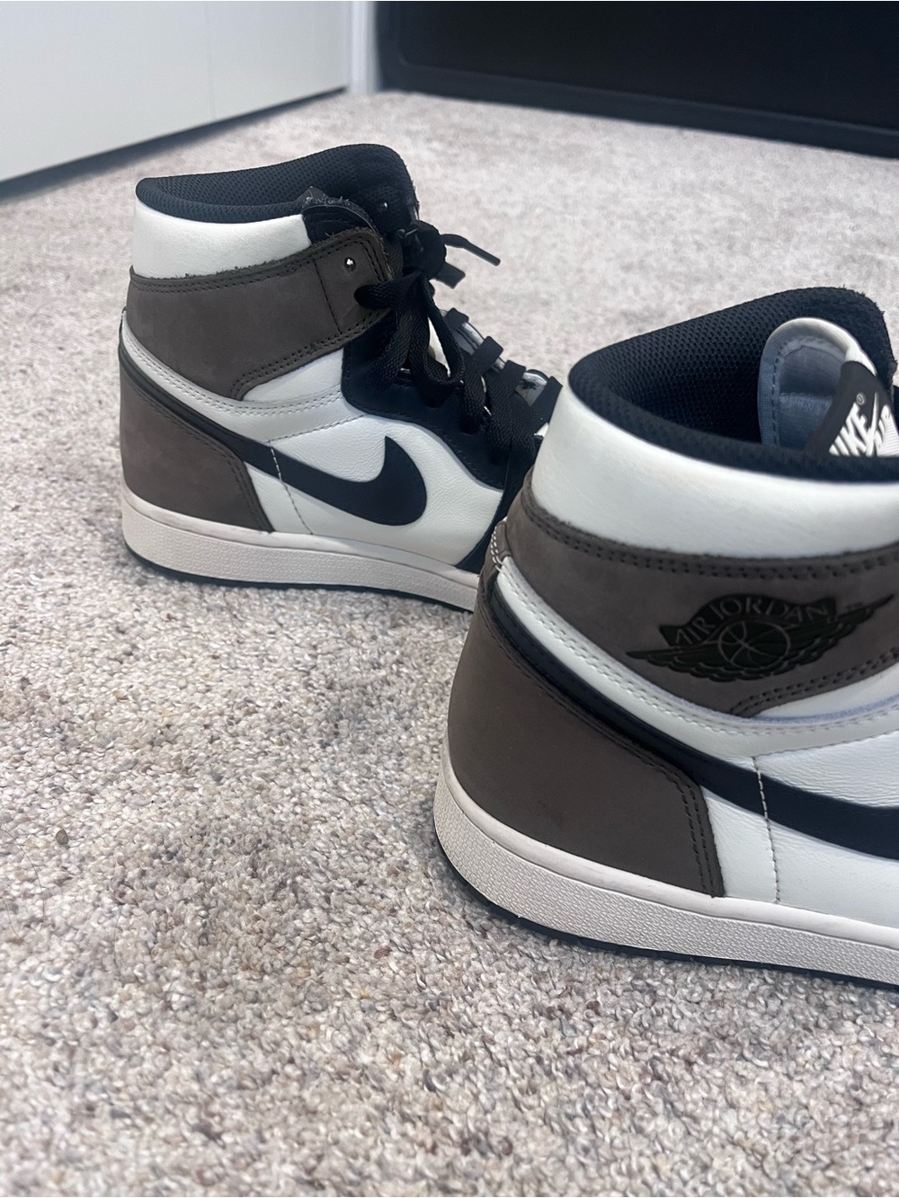 Air Jordan 1 Retro High OG Dark Mocha - Picture 6 of 16